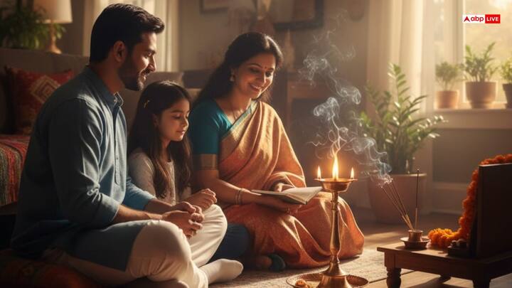 परिवार राशिफल (Family): परिवार में सहयोग और सामंजस्य बना रहेगा. विद्यार्थियों के लिए यह सप्ताह बेहद शुभ है — पढ़ाई में उत्कृष्ट प्रदर्शन और सफलता के संकेत हैं. घर में प्रसन्नता और गर्व का माहौल रहेगा.