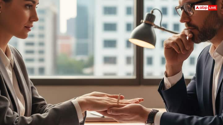 आजकल कई हस्तरेखा विशेषज्ञ पुरुषों और महिलाओं, दोनों के हाथों की तुलना करके अधिक सटीक भविष्यवाणी करते हैं, खासकर कामकाजी महिलाओं के मामले में, जो अपने कर्म से अपनी तकदीर बदल रही हैं.