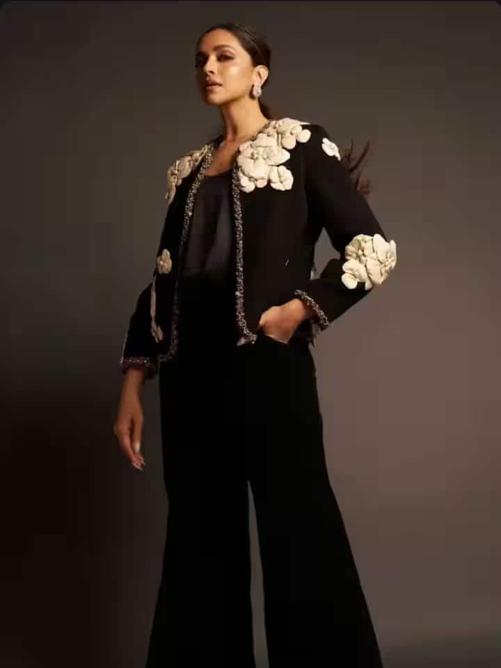 इस तस्वीर में अभिनेत्री बिल्कुल बॉस लेडी लग रही थीं। उन्होंने मैचिंग टॉप और ब्लेज़र के साथ ब्लैक पैंट पहनी हुई थी। ब्लेज़र पर बड़े फूलों वाला डिज़ाइन था।