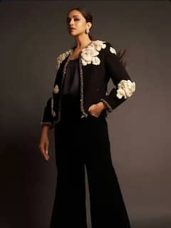 Bollywood: ફ્લૉરલ બ્લેઝર પહેરી બૉસ લેડી લૂકમાં દેખાઈ દીપિકા પાદુકોણ, સ્ટનિંગ પૉઝે ઉડાવ્યા હોશ