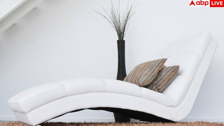 ट्यूब लाइट घर को हॉस्पिटल जैसा बना देती है. वहीं वॉर्म लाइट्स घर में सुकून और क्लास का अहसास देती हैं. अमीर घरों में हमेशा सॉफ्ट और येलो टोन लाइटिंग होती है, जो स्पेस को महंगा और शांत दिखाती है. लाइटिंग बदलते ही आपका घर भी बदल जाएगा.