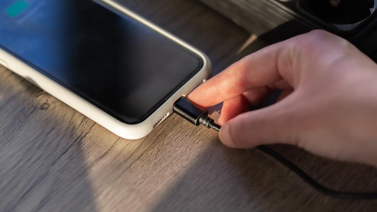 फोन चार्जिंग के समय कहीं ये गलतियां तो नहीं कर रहे हैं आप? बैटरी लाइफ हो जाएगी कम