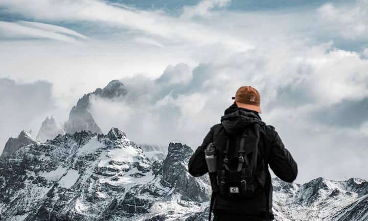 5545 मीटर की ऊंचाई पर स्थित काला पत्थर ट्रेक एवरेस्ट का सबसे शानदार व्यू देखने के लिए जाना जाता है. लेकिन यहां भी ऑक्सीजन की कमी, ठंडी हवाएं और ऊंची चढ़ाई इस सफर को बहुत खतरनाक बना देती है. ज्यादातर ट्रेकर्स सनराइज के समय एवरेस्ट का व्यू देखने के लिए यहां पहुंचते हैं.