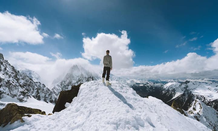 साउथ अफ्रीका में स्थित ड्रेकन्सबर्ग ट्रैवर्स 200 किमी लंबा ट्रेक है. यह ट्रेक रग्ड पहाड़ी रास्तों, खड़ी चट्टानों और बदलते मौसम के लिए मशहूर है. यहां कोई निशान लगे ट्रेल भी नहीं है, इसलिए यहां जाने के लिए जीपीएस और एक्सपीरियंस दोनों जरूरी होता है. यह क्षेत्र टुगेला फॉल्स और 3000 साल पुराने प्राचीन रॉक पेंटिंग्स के लिए भी जाना जाता है.