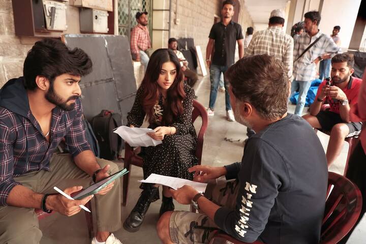 'ది గర్ల్ ఫ్రెండ్'లో దీక్షిత్ శెట్టి హీరో అనేది తెలిసిన విషయమే. అతనితో పాటు అనూకు సన్నివేశం వివరిస్తున్న దర్శకుడు రాహుల్ రవీంద్రన్. (Image Courtesy: anuemmanuel / Instagram)