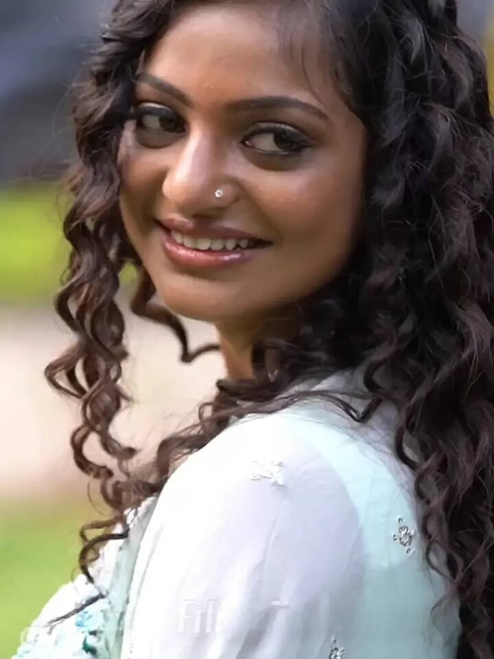 Monalisa surprised her fans with her curly hairstyle look. During this time, her nose pin added to her beauty.