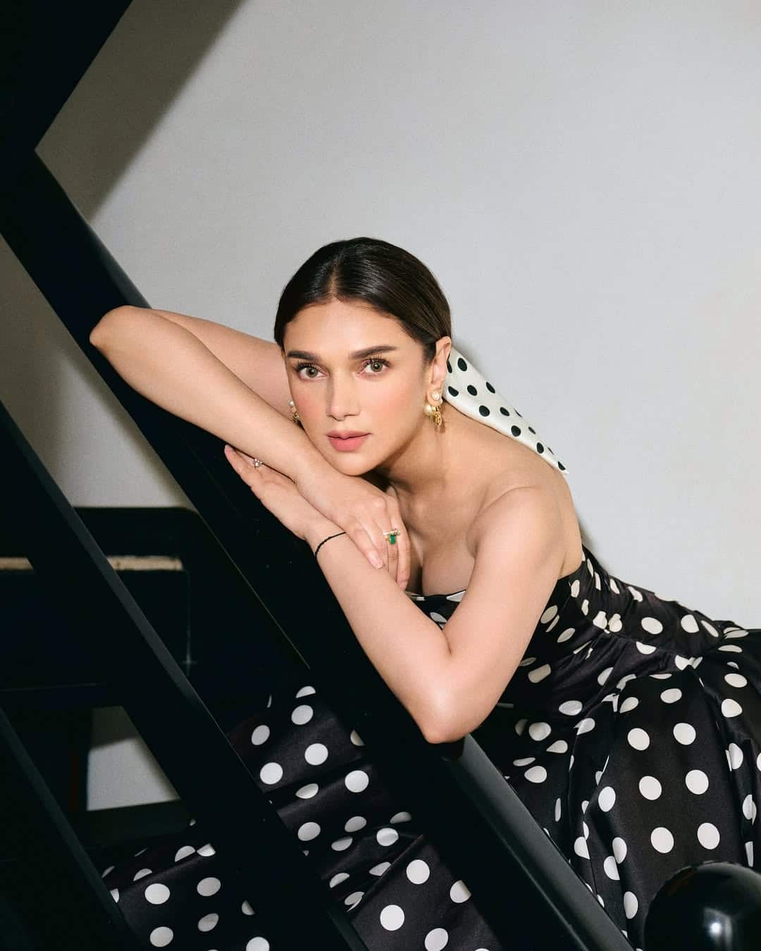Aditi Rao Hydari is always in the news for her timeless classic fashion sense. The actress keeps spreading the beauty of her beauty on social media. Once again she has won everyone's hearts with her fashion sense.