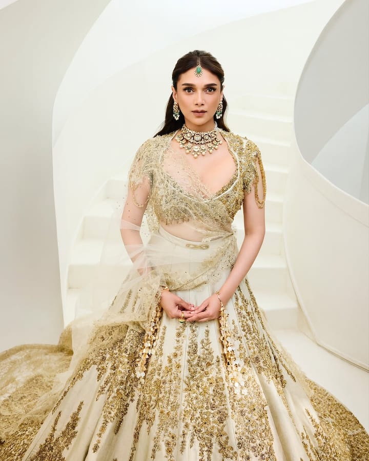 If we look at the actress's jewellery, she gave a more royal touch to her look by carrying a pearl necklace, earrings and a green stone mangtika.