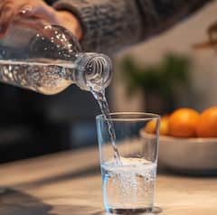 Risks of Drinking Too Much Water : अति पाणी पिणं आरोग्यासाठी घातक? जाणून घ्या जास्त पाणी पिण्याचे 5 धोके