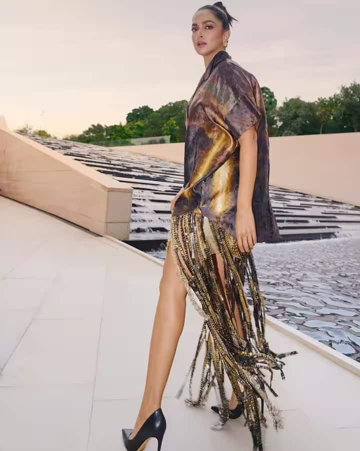 दुआ की माँ ने ग्लॉसी मेकअप, पोनीटेल और इयरफ्लैप्स से उनके लुक को पूरा किया। हर तस्वीर में अभिनेत्री बेहद खूबसूरत पोज़ दे रही हैं।