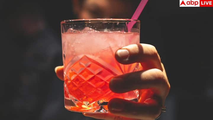 విస్కీ బాటిల్ తెరిచిన తర్వాత కొంచెం సేపు గాలికి వదలండి. వైన్ను గాలికి వదిలినట్లుగానే.. విస్కీని కూడా 1 నుంచి 2 నిమిషాల సమయం వదిలేయాలి. దీనివల్ల వాసన వికసిస్తుంది.