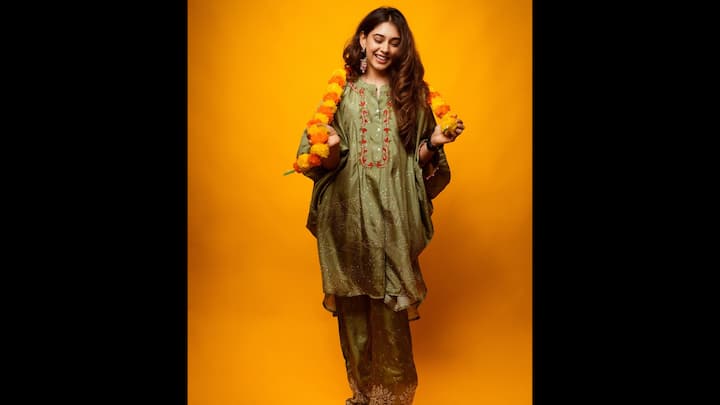 5. Graceful Olive Green Look: Niti Taylor once again captures hearts with her effortlessly elegant festive style. The actress looks radiant in an olive green kurta set adorned with delicate white prints and subtle embroidery detailing around the neckline. The relaxed silhouette gives the outfit a modern yet traditional charm, making it ideal for festive celebrations or intimate gatherings. Paired with matching palazzos, Niti’s look exudes warmth, joy, and a refreshing natural glow. This outfit is a perfect inspiration for those who love comfortable yet stylish ethnic wear with a hint of sophistication. (Image Source: Instagram/@nititaylor)