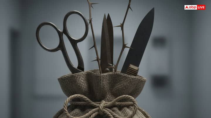 धारीदार चीजें जैसे चाकू और कैंची उपहार में नहीं देनी चाहिए क्योंकि माना जाता है कि वे रिश्तों में कड़वाहट और नकारात्मक ऊर्जा लाती हैं. ये चीजें रिश्तों में दूरियां बढ़ा सकती हैं और दुर्भाग्य ला सकती हैं, इसलिए इनसे बचना चाहिए.