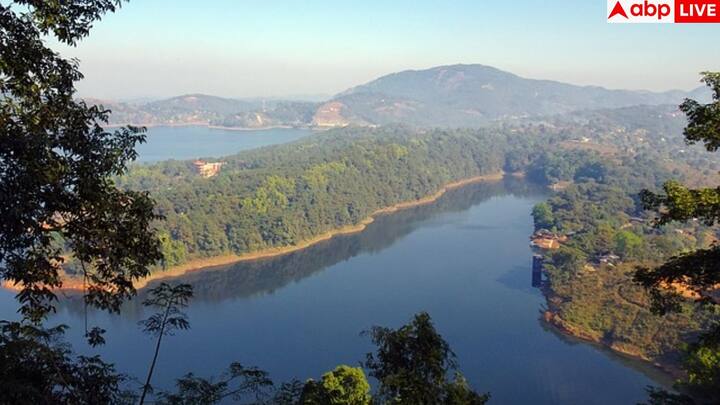 मेघालय, यानी बादलों की धरती, नेचर लवर्स के लिए किसी स्वर्ग से कम नहीं. शिलॉन्ग की हरियाली, चेरापूंजी के झरने और क्लीन विलेज मावलिनॉन्ग की खूबसूरती कपल्स को नेचर के और करीब ले जाती है. यहां का हर पल एक पोस्टकार्ड जैसा खूबसूरत लगता है.