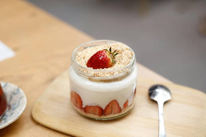 খালি পেটে টক দই খাওয়া স্বাস্থ্যের পক্ষে ভাল নয়। টক দই বেশি খেলে এমনিতেও অ্যাসিডিটির সমস্যা দেখা দিতে পারে। টক দই খালি পেটে খেলে গ্যাসের সমস্যা দেখা দিতে পারে। পেটে ব্যথাও হতে পারে।