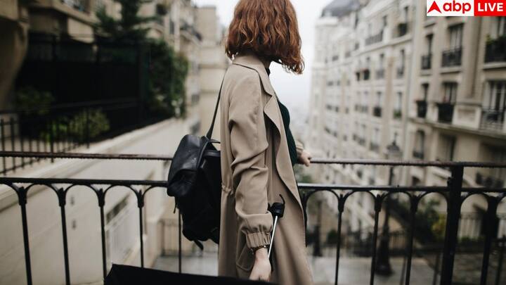 अमीर लोग कभी अपनी अलमारी कपड़ों से नहीं भरते. उनके पास कम लेकिन क्वालिटी और अच्छी फिटिंग वाले कपड़े होते हैं. वे हर चीज को फोल्ड करके रखते हैं और कपड़ों के बीच जगह छोड़ते हैं. साफ-सुथरी और सजी हुई अलमारी न सिर्फ अमीरी की निशानी है, बल्कि माइंड क्लैरिटी की भी पहचान है.