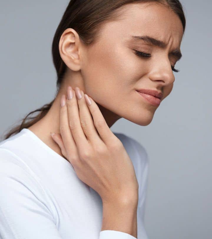 थायरॉईडची समस्या ओळखण्यासाठी वजनातील बदल, मूड स्विंग्स, भूक कमी-जास्त होणे आणि गळ्यात सूज यांसारख्या लक्षणांकडे लक्ष देण गरजेचं आहे.