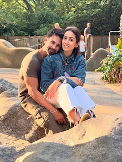 शाहिद कपूर-मीरा राजपूत की 10 रोमांटिक तस्वीरें, एक-दूसरे पर लुटाते रहते हैं प्यार