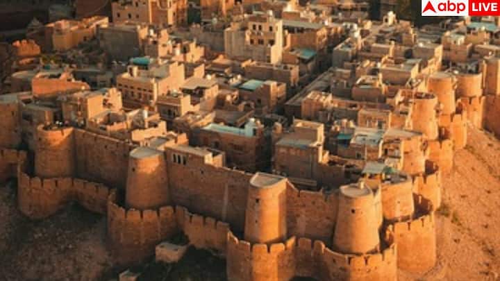 राजस्थान रॉयल्टी और रोमांस का बेमिसाल मेल है. जयपुर, जोधपुर  जैसे शहरों के महल और हवेलियां आपको राजा-महाराजाओं वाली फीलिंग देते हैं. यहां के हेरिटेज होटल में बिताई एक शाम या झील किनारे कैंडललाइट डिनर हमेशा याद रहता है.