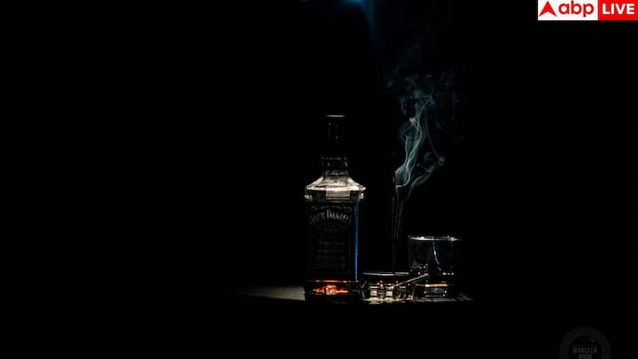 अगर आप व्हिस्की में सोडा या जूस मिला रहे हैं, तो उसकी क्वालिटी पर ध्यान दें. खराब मिक्सर व्हिस्की के स्वाद को पूरी तरह खराब कर देता है. हमेशा ब्रांडेड या ठंडे सोडा का ही इस्तेमाल करें.