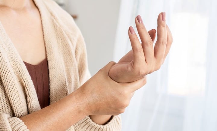 व्हिटॅमिन B12 आणि लोहाची कमतरता असल्यास नसांवर परिणाम होऊ शकतो. आपल्या शरीरात अंदाजे 16 हजार किलोमीटर लांबीच्या नसांचा जाळा असतो.