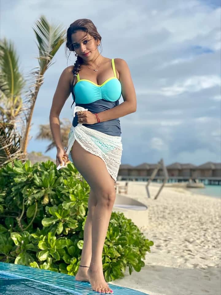 એક્ટ્રેસ સોશિયલ મીડિયામાં પણ સતત એક્ટિવ રહે છે. ફેન્સ સાથે તસવીરો શેર કરતી રહે છે.   (તમામ તસવીરો મોનાલિસા-ઈન્સ્ટાગ્રામ)