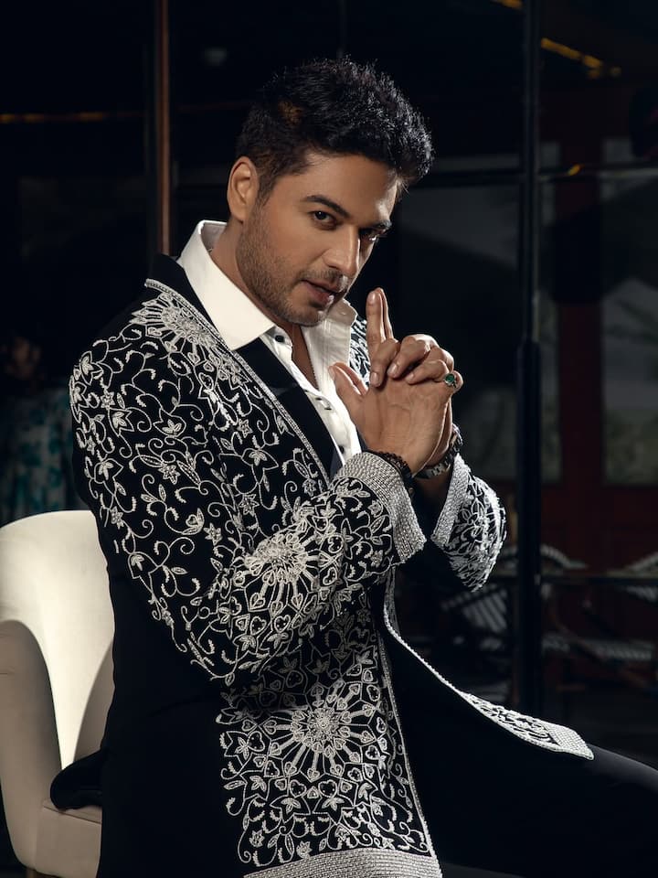 गौरव खन्ना की बात सुन अमाल मलिक ने कहा-हां वो अच्छा लड़का है, स्वीट बॉय. उसके बाद गौरव ने कहा,'फैजू मेरे पीछे पड़ा रहता था,भाई बिग बॉस में जाओ, बिग बॉस में जाओ.'