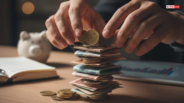 धन राशिफल (Finance): आर्थिक मामलों में यह सप्ताह थोड़ा अस्थिर रह सकता है. अचानक खर्च बढ़ सकते हैं. किसी को उधार देने या लेने से पहले सोचें. सप्ताह के अंत तक स्थिति में सुधार की संभावना है.