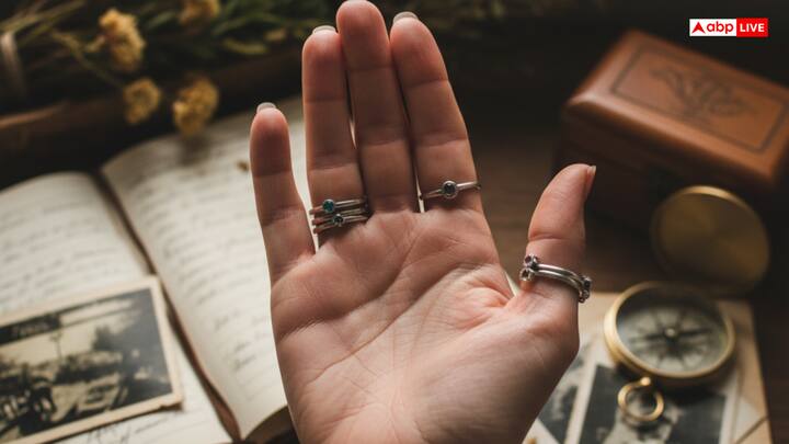 महिलाओं के व्यक्तिगत स्वभाव और कर्मों के बारे में पता लगाने के लिए बाएं हाथ को पढ़ा जाता है, महिलाओं के बाएं हाथ को उनके द्वारा जीवन में अर्जित अनुभवों, वर्तमान और भविष्य का सूचक माना जाता है.