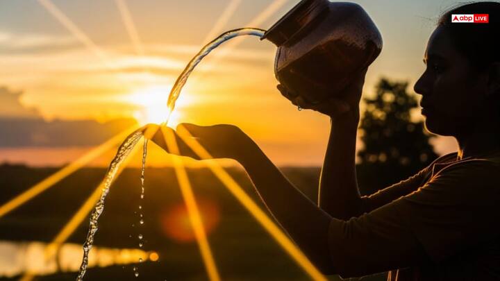 हिंदू धर्म में रविवार का दिन भगवान सूर्य देव को समर्पित माना गया है. मान्यता है कि इस दिन भगवान भास्कर की पूजा करने से जीवन में तेज, आत्मविश्वास और सफलता प्राप्त होती है. सूर्य ग्रहों के राजा हैं. जिनकी कुंडली में सूर्य कमजोर होता है. उनके लिए रविवार का व्रत और सूर्य उपासना अत्यंत शुभ मानी जाती है.