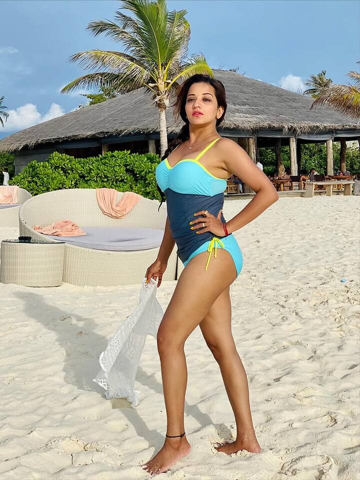 આ તસવીરોમાં અભિનેત્રી બ્લૂ બિકીની પહેરીને અને સિઝલિંગ પોઝ આપતી જોવા મળી રહી છે. મોનાલિસાનો ગ્લેમરસ અંદાજ જોઈ ચાહકો તેના દિવાના બની ગયા છે.