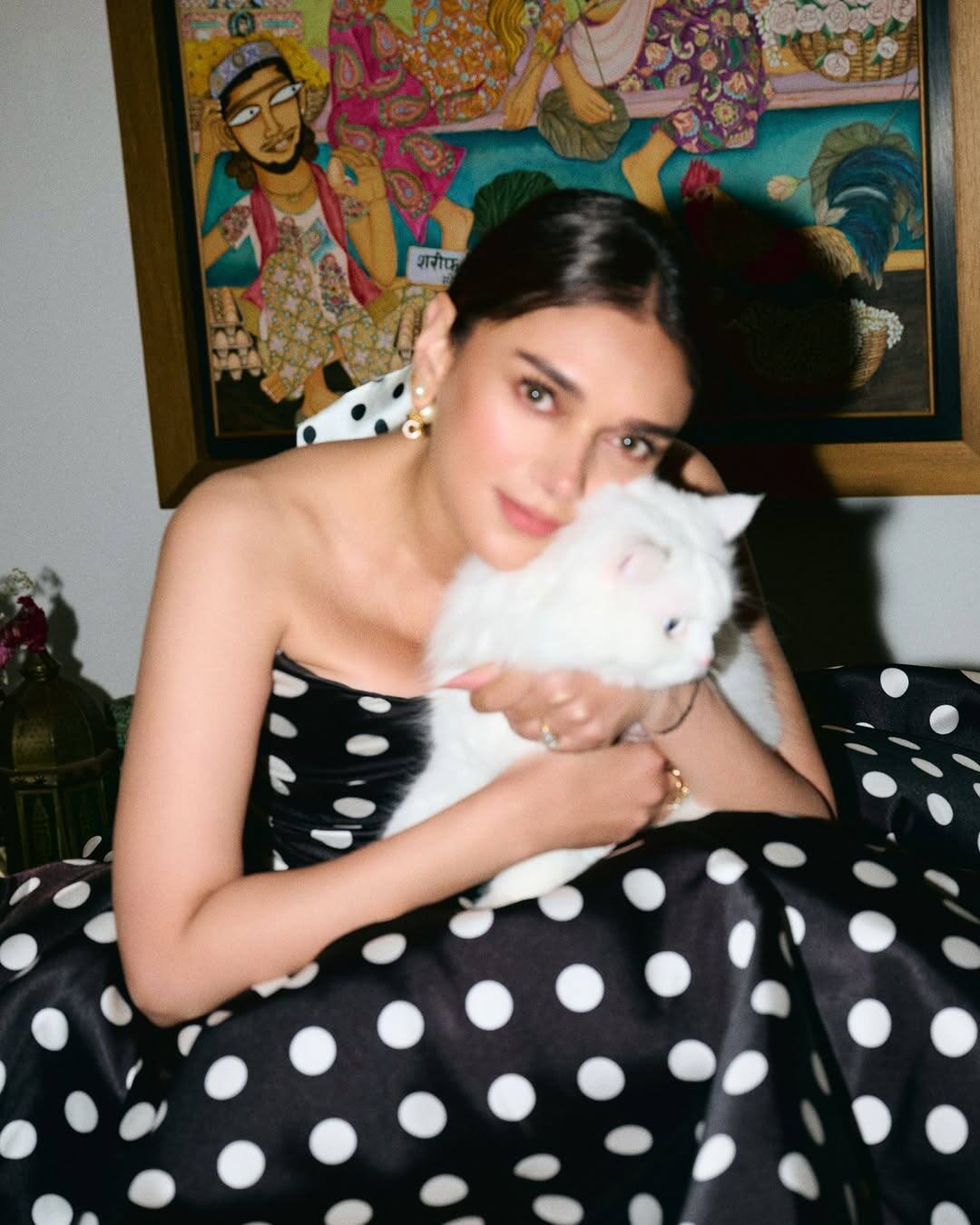 The actress has shared many pictures giving different poses with this outfit. Like every time, this time too she has won the hearts of her fans with her unique look.