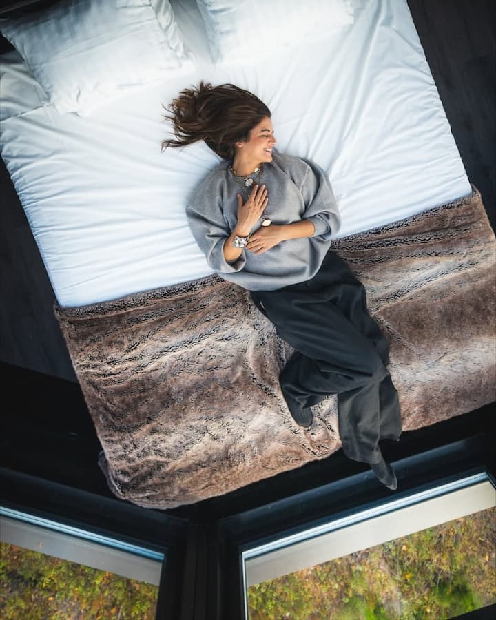 लेटेस्ट तस्वीरों में एक्ट्रेस का मेकअप सटल ही देखा गया. स्मोकी आइ मेकअप और खुले बालों में हसीना काफी स्टाइलिश लग रही हैं.