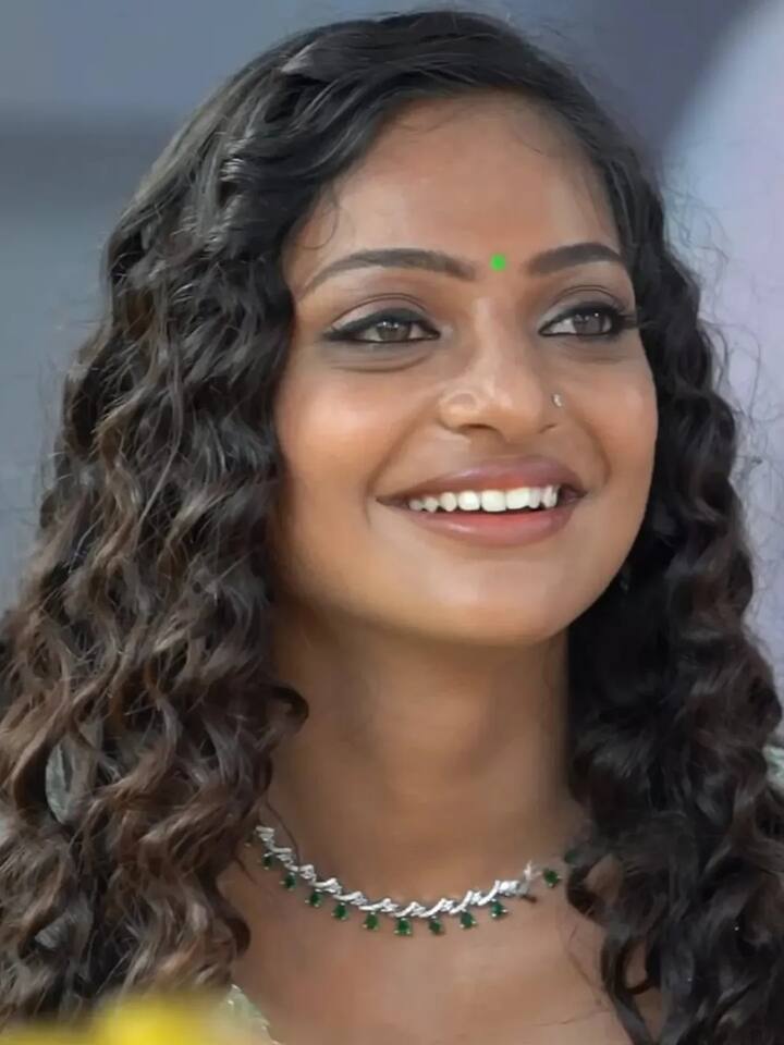 Monalisa has worn a matching necklace with this outfit and has worn a green bindi on her forehead.