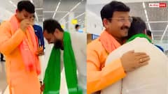 एयरपोर्ट पर खेसारी लाल यादव ने मनोज तिवारी के छुए पैर, BJP नेता ने लगाया गले, पूछा- 'का हाल बा'
