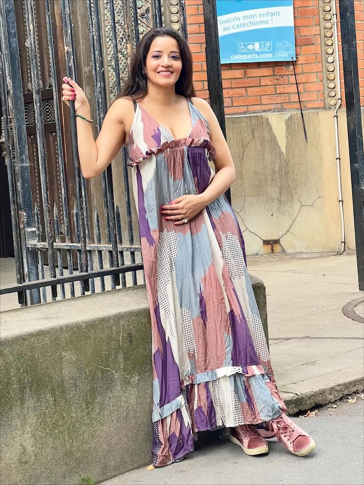 वहीं इससे पहले एक्ट्रेस एक डीपनेक ड्रेस पहनकर विदेश की गलियों में घूमती हुई नजर आई थी.