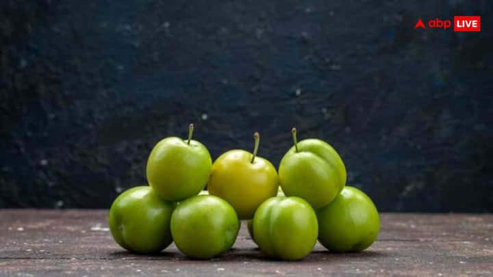 आंवला फेस पैक बनाने के लिए एक बाउल में 2 से 3 चम्मच आंवला पाउडर लें. इसमें 1 से 2 चम्मच गुलाब जल मिलाएं. अब इसमें एक चुटकी हल्दी पाउडर डालकर अच्छे से पेस्ट तैयार करें और आपका होममेड आंवला फेस पैक तैयार है.