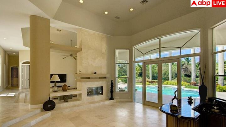 रईसी दिखाने के लिए चीजों को कवर में बंद मत कीजिए. टीवी रिमोट पर पन्नी चढ़ाना, सोफे पर प्लास्टिक लगाना या किसी चीज को बचाने के लिए ढक देना ये सब मिडिल क्लास आदतें हैं. अमीर लोग चीजों को यूज़ करते हैं, उन्हें दिखाने के लिए नहीं छिपाते.