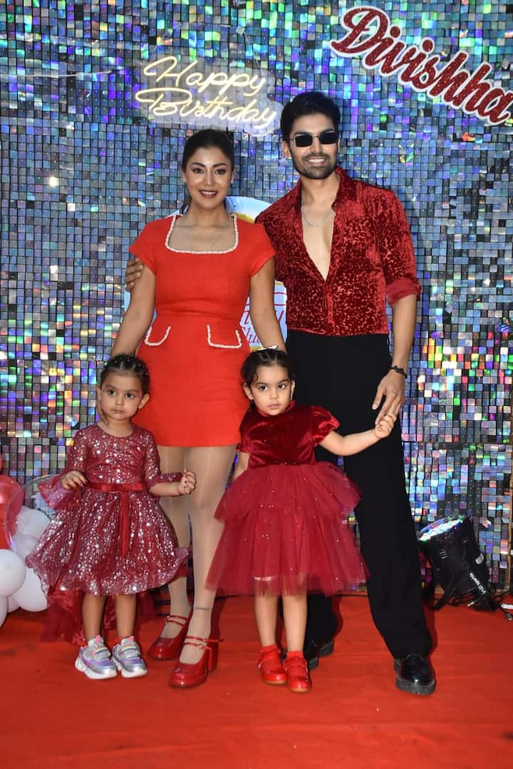 Both the daughters of the couple were also seen in red colored frocks. Seeing the cuteness of both of them, the users are showering a lot of love on them.
