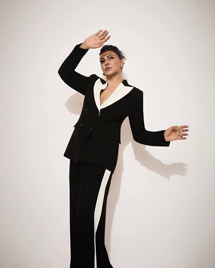 After the breakup with Vikram Bhatt, the actress' name was linked with many people including Sanjay Narang, Randeep Hooda, Imtiaz Khatri. Apart from this, his name has also been associated with Hotmail founder Sabir Bhatia.