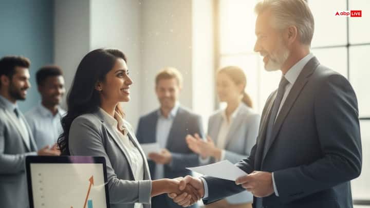 बिजनेस राशिफल (Business): व्यवसाय से जुड़े जातकों को इस सप्ताह सफलता और प्रगति के संकेत मिलेंगे. नई योजनाओं या आइडियाज पर काम शुरू कर सकते हैं जो आगे चलकर लाभदायक रहेंगे. क्लाइंट्स के साथ संबंध बेहतर होंगे.