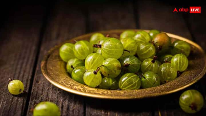 होममेड फेस पैक बनाने के लिए आपको सिर्फ कुछ चीजों की जरूरत होगी. जैसे आंवला पाउडर, गुलाब जल और हल्दी पाउडर. अगर आप ताजा आंवले का पेस्ट बनाना चाहते हैं, तो आंवले को धोकर पीस लें और इसमें हल्दी और गुलाब जल मिलाएं.