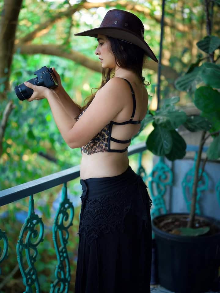  फैंस का मानना ​​है कि मेघा ने इन तस्वीरों में बोल्डनेस की सारी हदें पार कर दी हैं। एक्ट्रेस के ये लुक्स उनके फैंस को काफी पसंद आ रहे हैं और वो उनकी बोल्डनेस पर फिदा हैं।