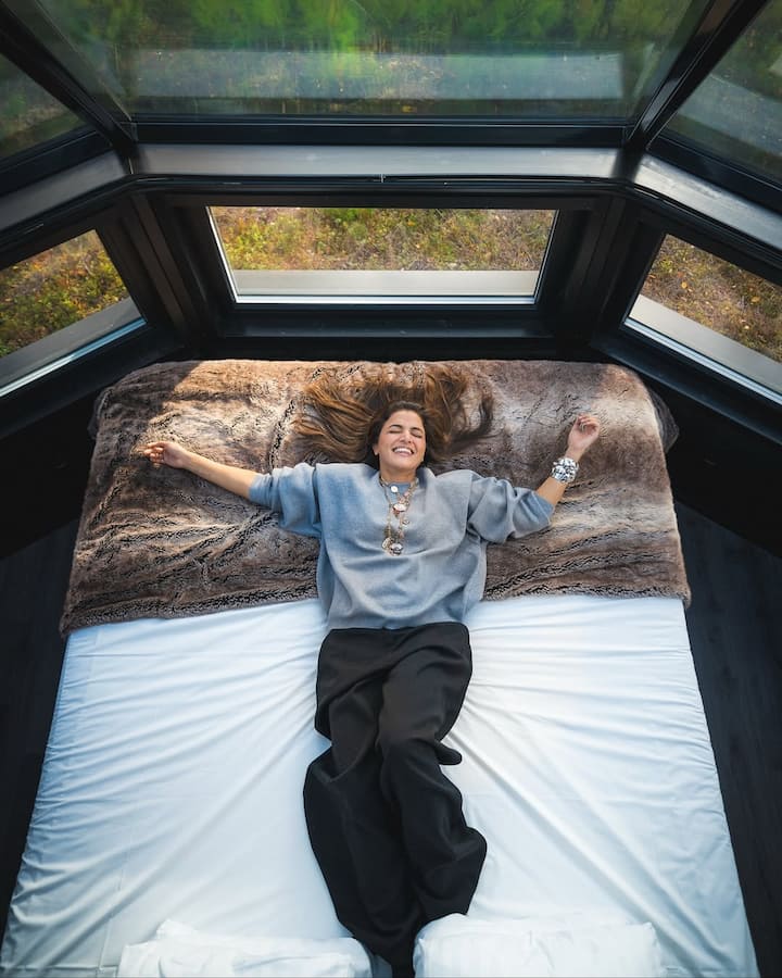 अपने लेटेस्ट पोस्ट में एक्ट्रेस ने अलग–अलग पोज देते हुए कई तस्वीरें शेयर की हैं. कमेंट बॉक्स में यूजर्स ने अपना जमकर प्यार दिखाया है और कमेंट्स की बरसात कर दी है. पोस्ट शेयर करने के महज कुछ ही घंटों बाद ये सोशल मीडिया पर वायरल हो गई है.