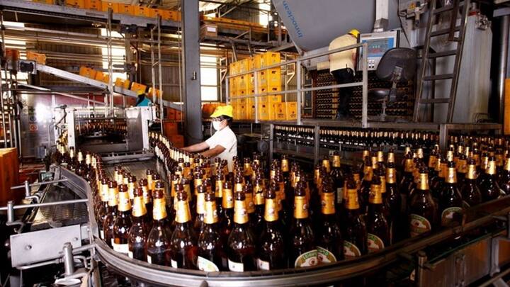 మీరు సరైన మార్కెటింగ్ వ్యూహంతో బీర్ తయారీ యూనిట్ ప్రారంభిస్తే వ్యాపారంలో మంచి లాభాలను చూస్తారు. ప్రస్తుతం యువ కస్టమర్లు స్థానిక క్రాఫ్ట్ బీర్లను ఎక్కువగా ఇష్టపడుతున్నారు. మీ బీర్ ఒకసారి బాగా ఫేమస్ అయితే రెస్టారెంట్లు, బార్లకు, వైన్స్ షాపులకు సరఫరా చేయడం ద్వారా వ్యాపారాన్ని విస్తరించవచ్చు.