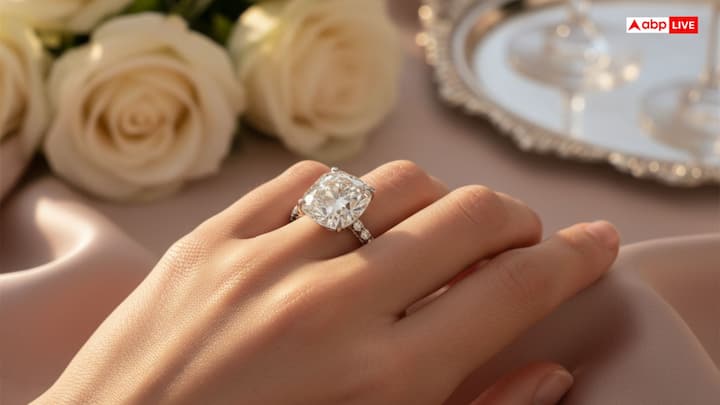 ज्योतिष के अनुसार, शुक्र ग्रह प्रेम, सौंदर्य और भौतिक सुख-शांति का प्रतिनिधित्व करता है, और हीरा इसी ग्रह से संबंधित है. इसलिए, शुक्रवार को हीरा पहनने से खुशहाली आती है और मानसिक तनाव कम होता है.