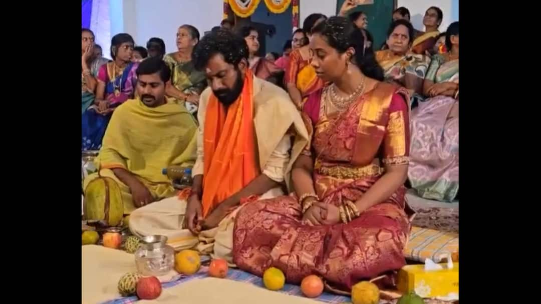 Buchi Babu Sana New House Ram Charan Peddi Director Performs Housewarming Ceremony in Pithapuram Buchi Babu Sana: పిఠాపురంలో ఇల్లు కట్టుకున్న 'పెద్ది' దర్శకుడు... సతీసమేతంగా గృహప్రవేశం