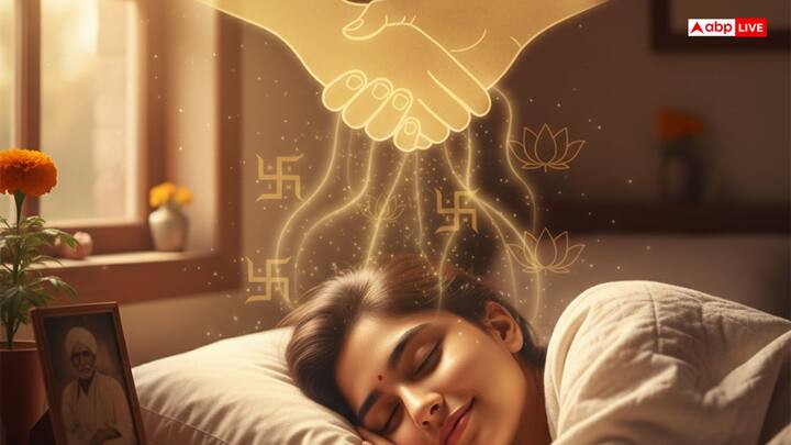 आशीर्वाद देते हुए देखना एक बहुत ही शुभ संकेत माना जाता है. इसका अर्थ है कि आपको जल्द ही किसी कार्य में सफलता मिलेगी और आने वाला समय आपके लिए खुशियां लेकर आएगा. यह आपके पूर्वजों के आशीर्वाद का प्रतीक है, जो आपके जीवन में सकारात्मकता लाएगा.