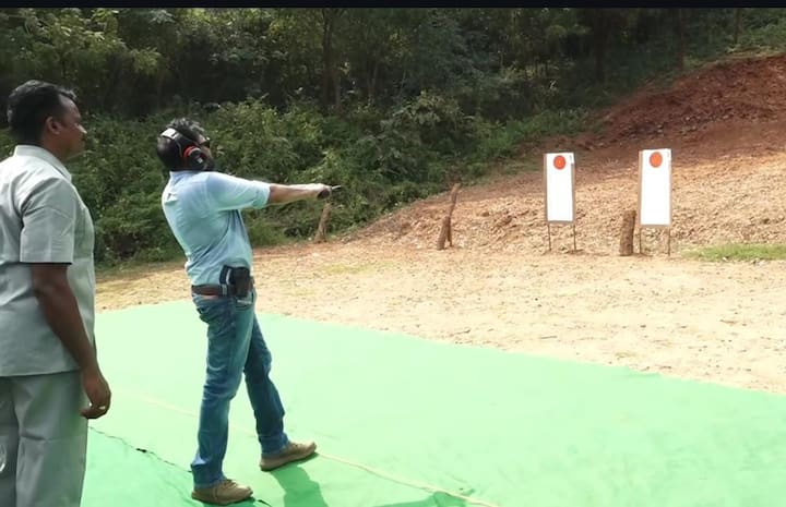 నేషనల్ రైఫిల్ అసోసియేషన్ సభ్యుడిగా, తన గ్లోక్ 0.45 పిస్టల్‌తో కొన్ని రౌండ్లు ప్రాక్టీస్ చేశారు. తన పిస్టల్ (ఆయుధాన్ని) నిర్వహించడంలో కొంత సమయం గడిపినట్లు తెలిపారు.