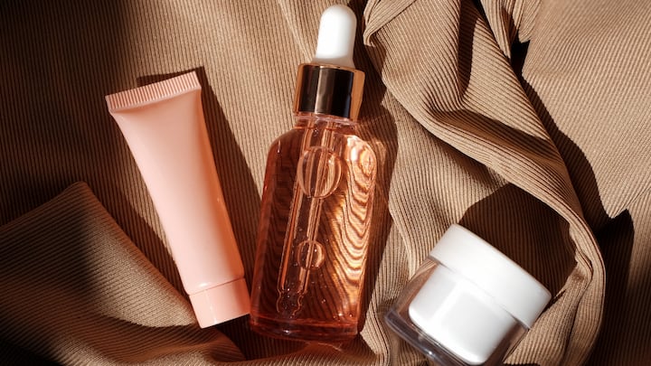 Recent skincare trends show that people are moving toward gentle care, fixing barriers, and using ingredients that work with the skin's natural rhythm. Here are some winter skincare trends to follow: